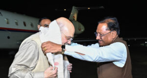 अमित शाह का स्वामी विवेकानंद विमानतल पर मुख्यमंत्री विष्णु देव साय ने किया स्वागत