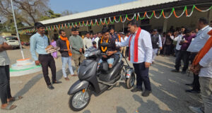 उपमुख्यमंत्री विजय शर्मा की तत्परता से दो दिव्यांगों को मिली स्कूटी, चेहरे पर लौटी मुस्कान