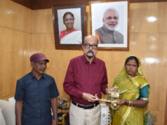 राज्यपाल रमेन डेका से राष्ट्रपति पुरस्कार प्राप्त ढोकरा शिल्प कलाकारों ने की सौजन्य भेंट