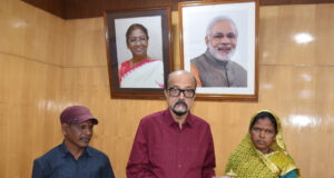 राज्यपाल रमेन डेका से राष्ट्रपति पुरस्कार प्राप्त ढोकरा शिल्प कलाकारों ने की सौजन्य भेंट