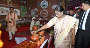 जनजातीय परंपराओं और संस्कृति पर आधारित भव्य प्रदर्शनी का राष्ट्रपति श्रीमती द्रौपदी मुर्मु ने किया अवलोकन