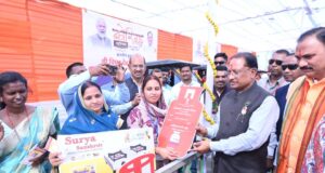 उज्ज्वला गैस, पिंक ई-रिक्शा और गार्बेज रिक्शा वितरण से आत्मनिर्भरता को मिला नया संबल