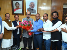 राज्यपाल डेका से अखिल भारतीय कुर्मी क्षत्रिय महासभा के प्रदेश अध्यक्ष ने भेंट की