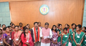 अबुझमाड़िया युवाओं ने अनुभव की लोकतंत्र की कार्यप्रणाली