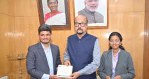 राज्यपाल डेका से यूनीसेफ के इमेजिन वेंचर के प्रथम भारतीय पुरस्कार विजेता ने की सौजन्य भेंट राज्यपाल रमेन डेका