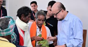 राज्यपाल रमेन डेका ने ग्राम बेहराखार जाकर विशेष पिछड़ी जनजाति बिरहोर समुदायों से की आत्मीय मुलाकात