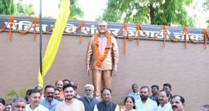 मुख्यमंत्री विष्णु देव साय ने अम्बिकापुर में भटगांव विधानसभा के पूर्व विधायक पंडित रविशंकर त्रिपाठी की प्रतिमा का किया अनावरण