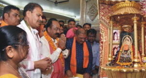 उप मुख्यमंत्री अरुण साव ने माँ बम्लेश्वरी मंदिर पहुंचकर पूजा-अर्चना की