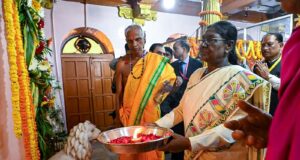 राष्ट्रपति श्रीमती द्रौपदी मुर्मु ने माँ दंतेश्वरी की पूजा-अर्चना कर देशवासियों की सुख-समृद्धि और खुशहाली की कामना की