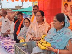 खुर्सीपार में भाजपा का स्थापना दिवस शरबत-केले बांटकर मनाया गया , बड़ी संख्या में जुटे कार्यकर्ता