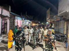 फ्लैग मार्च में थाना पिपरिया पुलिस टीम के साथ एस.एस.बी. के जवान, टीम के साथ हुये शामिल।*