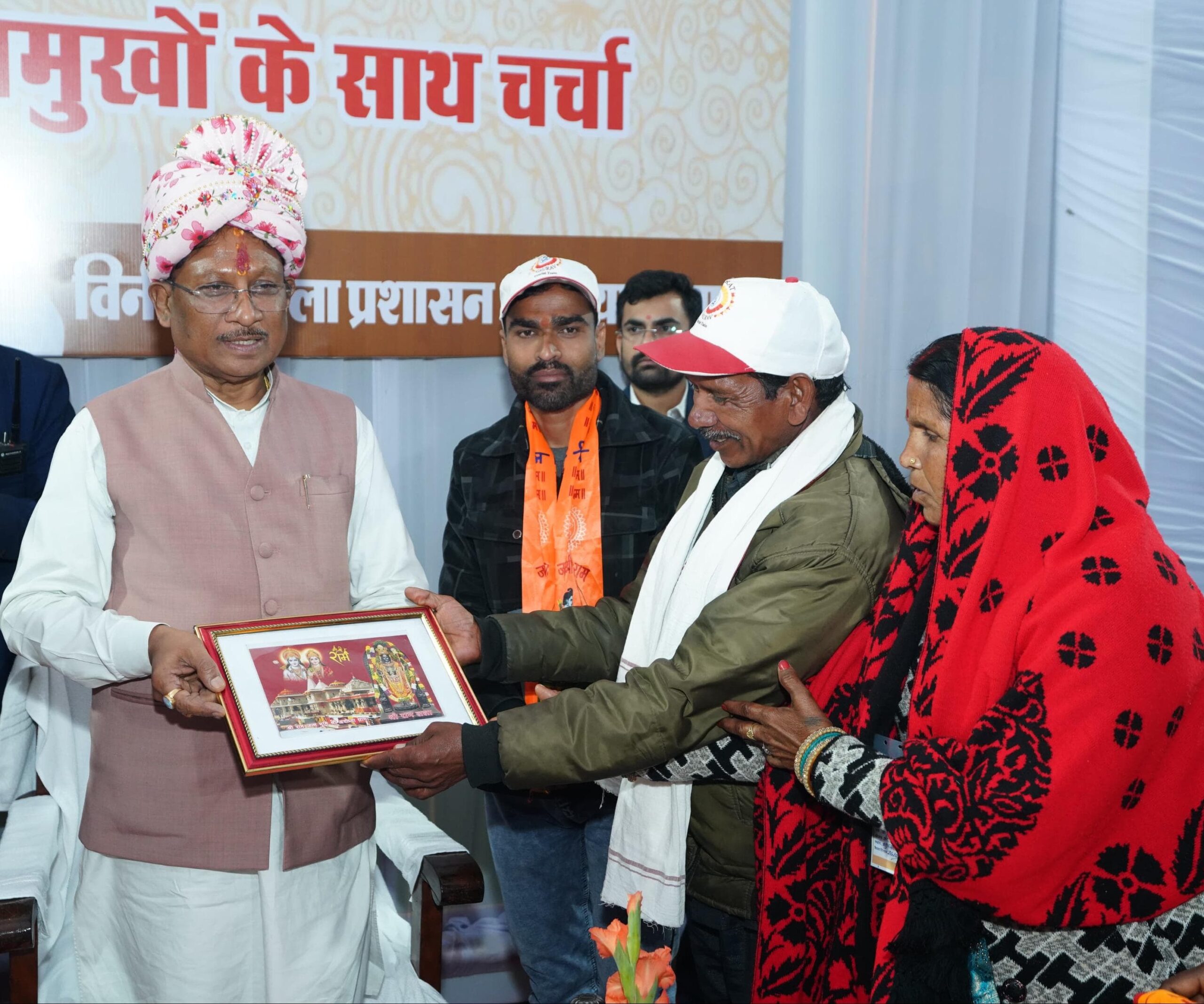 मुख्यमंत्री साय ने कुम्हार के चाक पर गढ़ा दीया, पारंपरिक शिल्पकारों से किया आत्मीय संवाद: सरगुजा विकास प्राधिकरण की बैठक के दौरान प्रदर्शनी में दिखा माटी से जुड़ाव