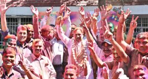 मुख्यमंत्री निवास में होली के रंगों की बौछार: मुख्यमंत्री विष्णु देव साय ने अधिकारियों-कर्मचारियों संग खेली होली