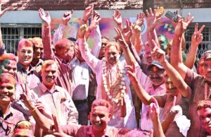 मुख्यमंत्री निवास में होली के रंगों की बौछार: मुख्यमंत्री विष्णु देव साय ने अधिकारियों-कर्मचारियों संग खेली होली