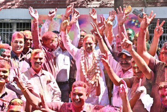 मुख्यमंत्री निवास में होली के रंगों की बौछार: मुख्यमंत्री विष्णु देव साय ने अधिकारियों-कर्मचारियों संग खेली होली