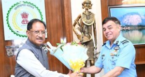 नेशनल डिफेंस कॉलेज के प्रशिक्षु सैन्य और गैर सैन्य अधिकारियों ने की मुख्यमंत्री से मुलाकात