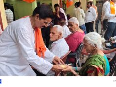 भाजपा का स्थापना दिवस,आस्था संस्था में बुजुर्गों के बीच में उनका सम्मान करके मनाया गया
