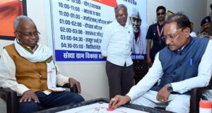 मुख्यमंत्री विष्णु देव साय ने सियान गुड़ी का किया शुभारंभ : बुजुर्गों के साथ कैरम खेलकर वरिष्ठजनों का बढ़ाया हौंसला