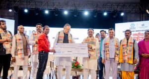 विष्णु के सुशासन में ग्रामोद्योग विभाग की पहल पर छत्तीसगढ़ में पहली बार सुकमा के चिंतलनार की पुनर्वासित बेटियों ने रायपुर पहुंचकर बड़े मंच पर दिखाई प्रतिभा, मुख्यमंत्री एवं विधानसभा अध्यक्ष हुए गदगद