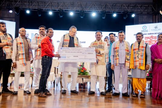 विष्णु के सुशासन में ग्रामोद्योग विभाग की पहल पर छत्तीसगढ़ में पहली बार सुकमा के चिंतलनार की पुनर्वासित बेटियों ने रायपुर पहुंचकर बड़े मंच पर दिखाई प्रतिभा, मुख्यमंत्री एवं विधानसभा अध्यक्ष हुए गदगद