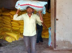 सहकारी समितियों में नियमित रूप से किया जा रहा है खाद, बीज का वितरण