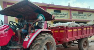 नारायणपुर जिला प्रशासन की अनूठी पहल- दुर्गम वनांचल गांवों तक ट्रैक्टर से पहुंचाया गया