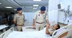 पुलिस कमिश्नर संजीव शुक्ला ने अस्पताल पहुंचकर घायल पुलिस जवानों का जाना हाल