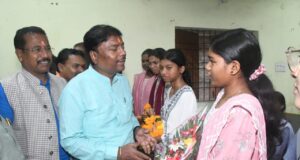 छू लो आसमान के सफल विद्यार्थियों का वन मंत्री केदार कश्यप ने किया सम्मान