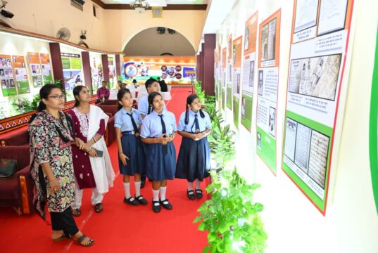 विद्यार्थियों ने देखी स्वतंत्रता संग्राम सेनानियों और ‘वंदे मातरम्’ पर आधारित छायाचित्र प्रदर्शनी