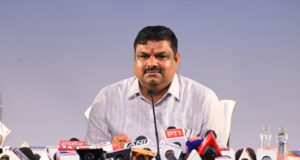 स्कूल शिक्षा विभाग माननीय मंत्री श्री गजेंद्र यादव एवं सचिव डॉ. कमलप्रीत सिंह सचिव, छत्तीसगढ़ शासन स्कूल शिक्षा विभाग विभागीय गतिविधियों एवं उपलब्धियों पर आज छत्तीसगढ़ संवाद के ऑडिटोरियम संयुक्त रूप से प्रेस कॉन्फ्रेंस को संबोधित करते हुए