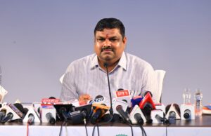स्कूल शिक्षा विभाग माननीय मंत्री श्री गजेंद्र यादव एवं सचिव डॉ. कमलप्रीत सिंह सचिव, छत्तीसगढ़ शासन स्कूल शिक्षा विभाग विभागीय गतिविधियों एवं उपलब्धियों पर आज छत्तीसगढ़ संवाद के ऑडिटोरियम संयुक्त रूप से प्रेस कॉन्फ्रेंस को संबोधित करते हुए