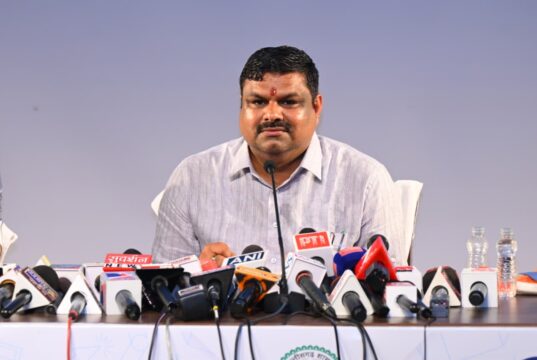 स्कूल शिक्षा विभाग माननीय मंत्री श्री गजेंद्र यादव एवं सचिव डॉ. कमलप्रीत सिंह सचिव, छत्तीसगढ़ शासन स्कूल शिक्षा विभाग विभागीय गतिविधियों एवं उपलब्धियों पर आज छत्तीसगढ़ संवाद के ऑडिटोरियम संयुक्त रूप से प्रेस कॉन्फ्रेंस को संबोधित करते हुए