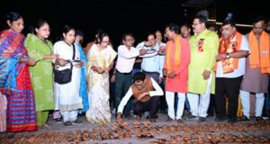 ‘आशीर्वाद का दीया’ से जगमगाया रायगढ़, सिंदूर पार्क में 40 हजार से अधिक दीप प्रज्वलित
