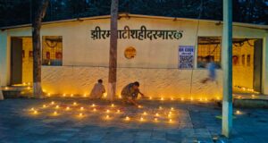 बस्तर सेवा संकल्प अभियान’ के तहत शहीदों की याद में 1986 स्थानों पर जलाए गए दीये